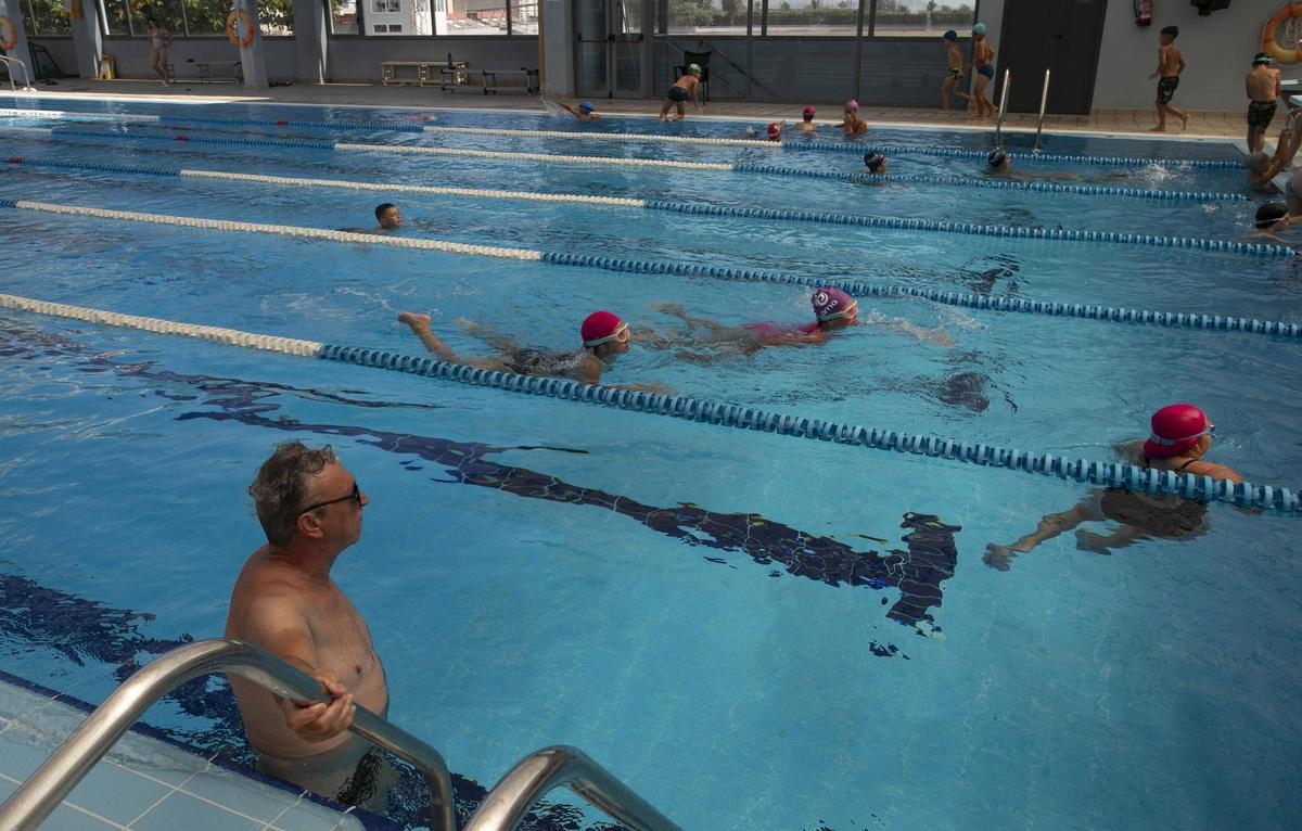 Vecinos y vecinas en una piscina municipal.