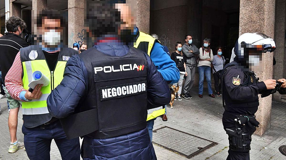 Agentes de policía, entre ellos el negociador, ante el edificio donde ocurrieron los hechos.   | // VÍCTOR ECHAVE