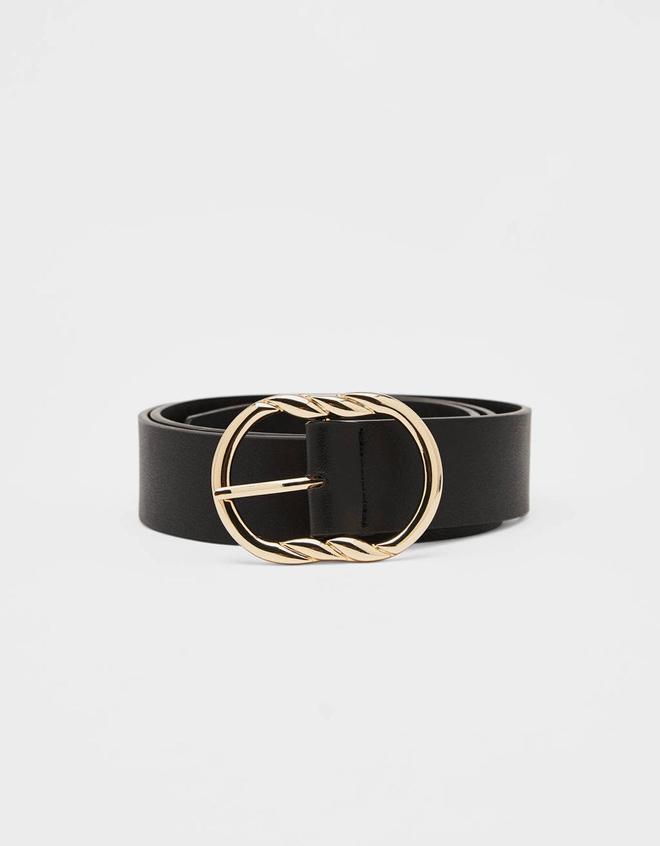Cinturón negro de Bershka (Precio: 5,99 euros)