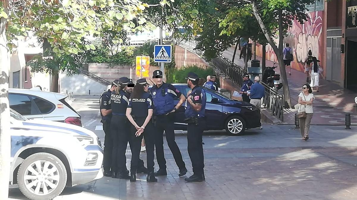 Agentes de la Policía Municipal acuden a la calle de Nuestra Señora del Carmen, donde se encuentran las discotecas KLK y 4K
