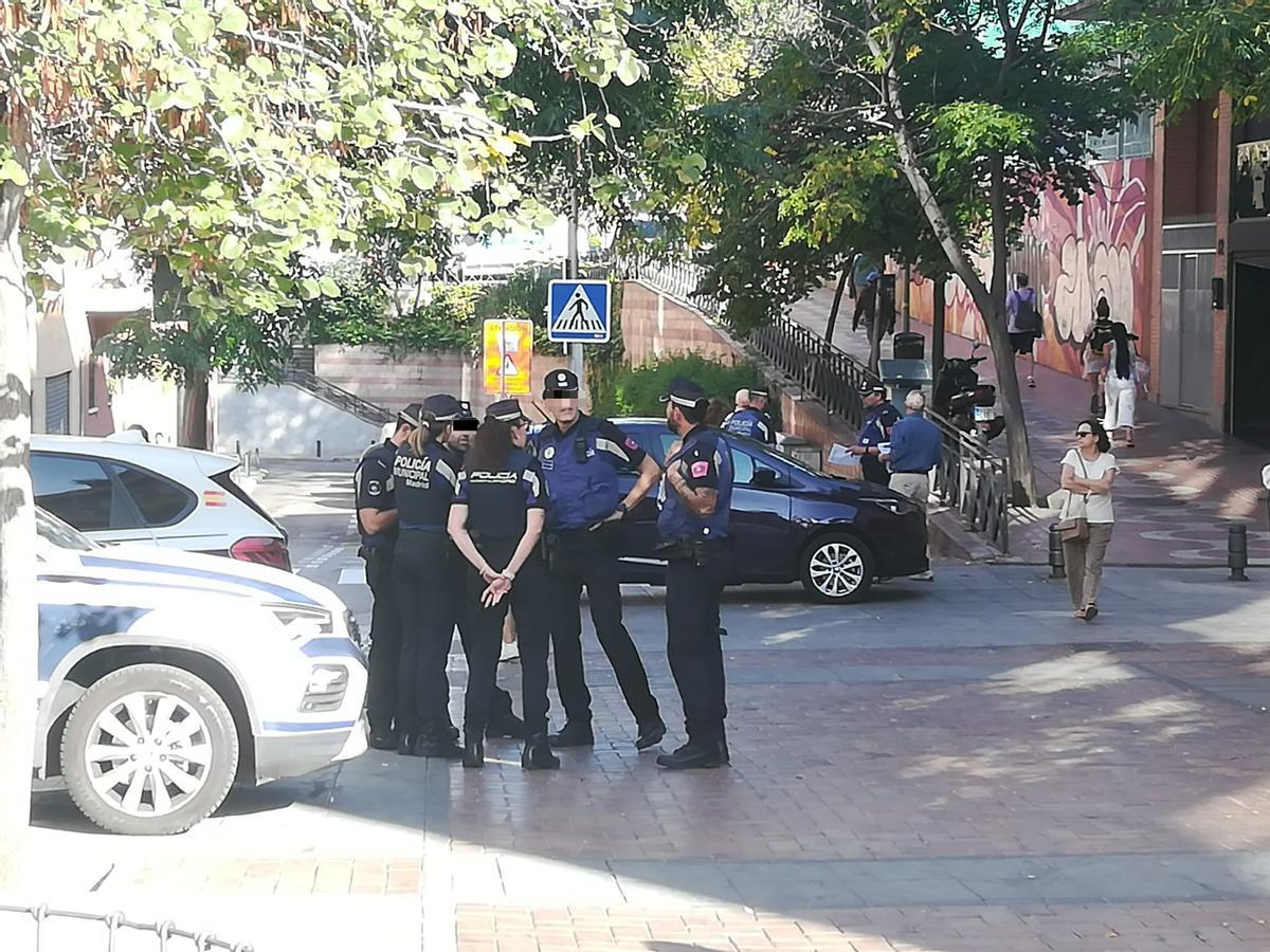 Agentes de la Policía Municipal acuden a la calle de Nuestra Señora del Carmen, donde se encuentran las discotecas KLK y 4K