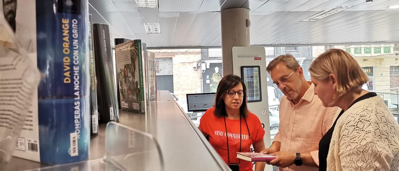 La directora de la biblioteca, el regidor de Cultura i l&#039;alcaldessa de Figueres