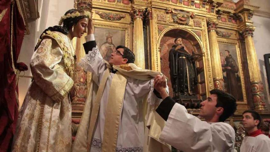 Florentino Pérez coloca una corona a la imagen de la Virgen de la Saleta, en la iglesia de San Andrés.