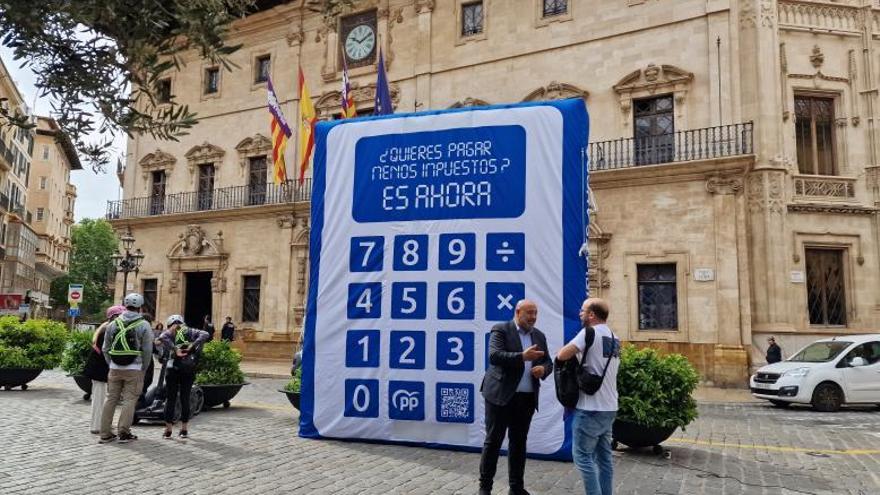 Jaime Martínez, candidato del PP al Ayuntamiento de Palma, este lunes en la plaza de Cort | PP