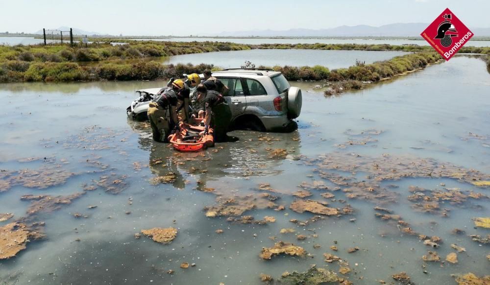 Herida una conductora al acabar su coche en una charca en Santa Pola