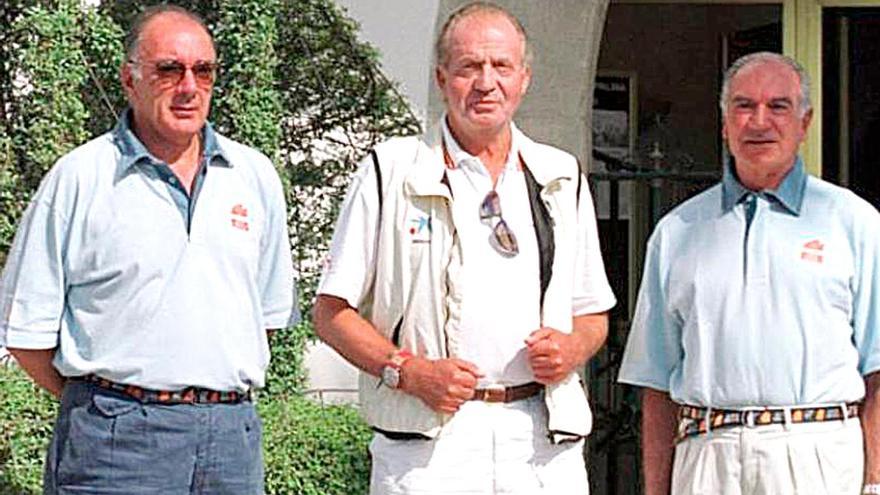 De izda. a dcha. Enrique Puig, Juan Carlos I y Mariano Puig en Palma.