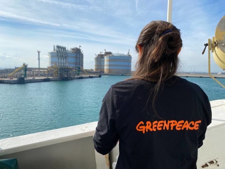 Greenpeace bloquea el acceso al muelle de gas de Sagunt