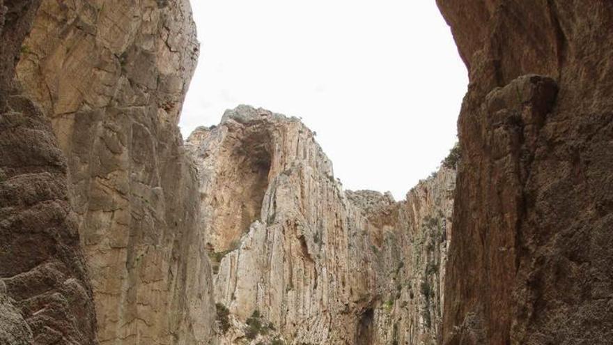 Varios turistas atraviesan el Caminito del Rey.