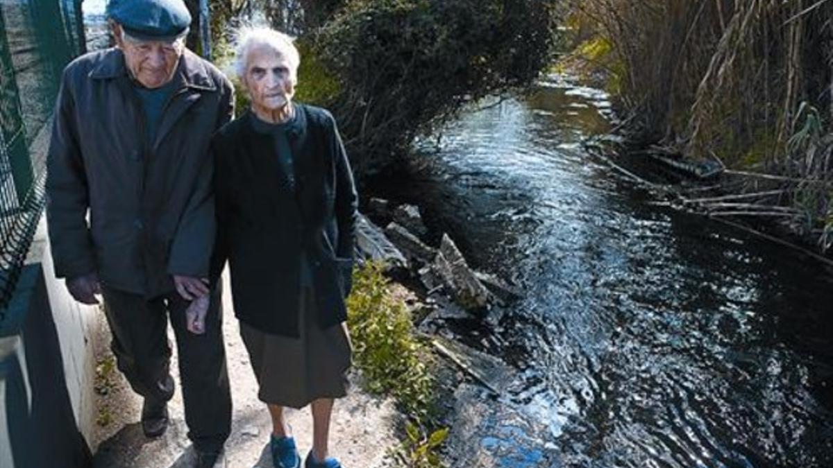 Antonio López y Carmen Arrabal, regresan de Vallbona por el Rec Comtal, el martes.