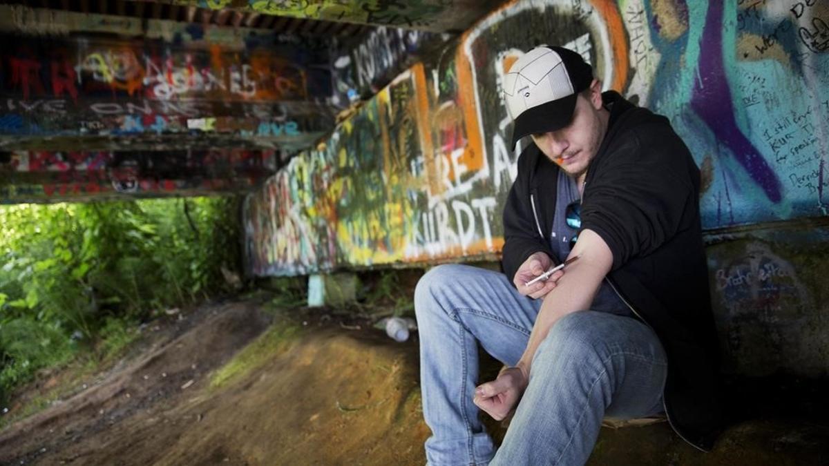 Forrest Wood de 24 años se inyecta heroina bajo un puente en Aberdeen, Washington.