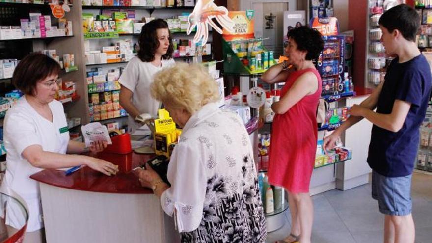 Dos clientas adquieren medicamentos en una farmacia de la capital.