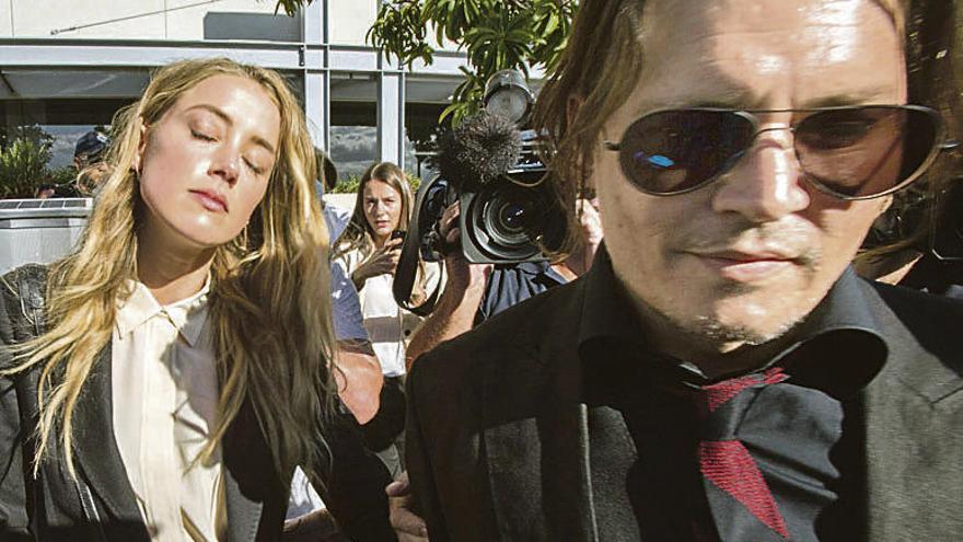 Amber Heard y Johnny Depp, a la salida del juzgado. // Efe