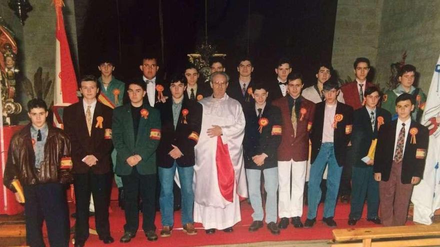 Los quintos de 1992 posan junto al sacerdote tras la misa oficiada con motivo de la fiesta en la iglesia de La Trinidad.