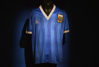 La historia de la subasta de la camiseta de Maradona contra Inglaterra en el Mundial del 86