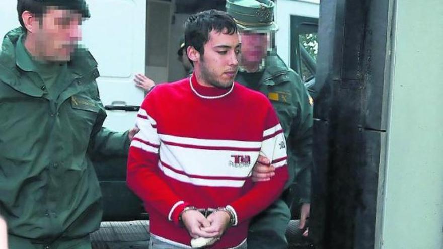 El juez prorroga dos años más la prisión al acusado de matar al subteniente de Cangas