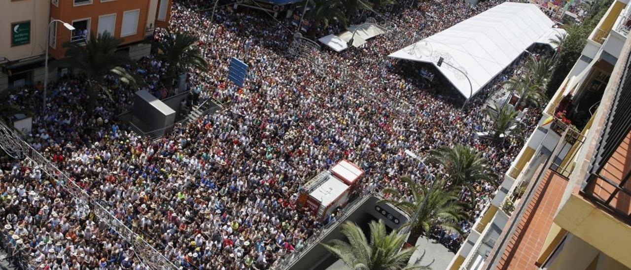 Miles de personas en la avenida de la Estación en la mascletà del sábado 22 de junio.