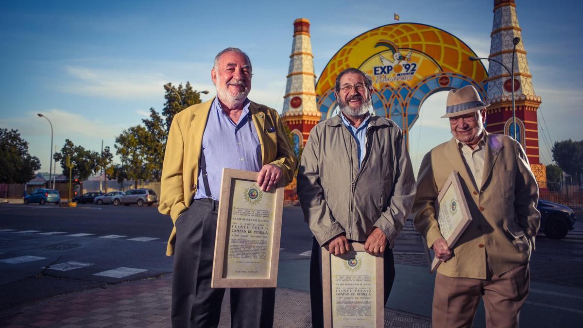 Los catedráticos Ramón Velázquez Vila, Valeriano Ruiz Hernández y Jaime López de Asiaín Martín, ayer tras la entrega del premio. / Marmolejo