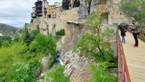 Estado en el que ha quedado la calle Canónigos tras la caída de parte de un muro perteneciente a esta calle de Cuenca.  