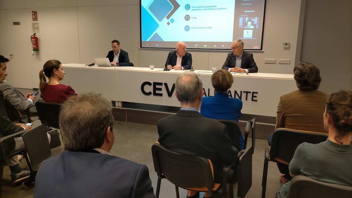 La reunión mantenida por el comisionado del Corredor Mediterráneo con la junta directiva de CEV Alicante