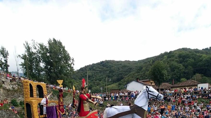 Una embarcación participante en la última edición del Descenso Folklórico del Nalón.