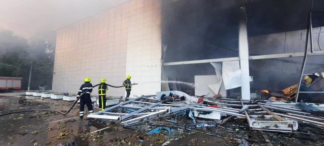 Rusia bombardea un centro comercial en la ciudad ucraniana de Kremenchuk