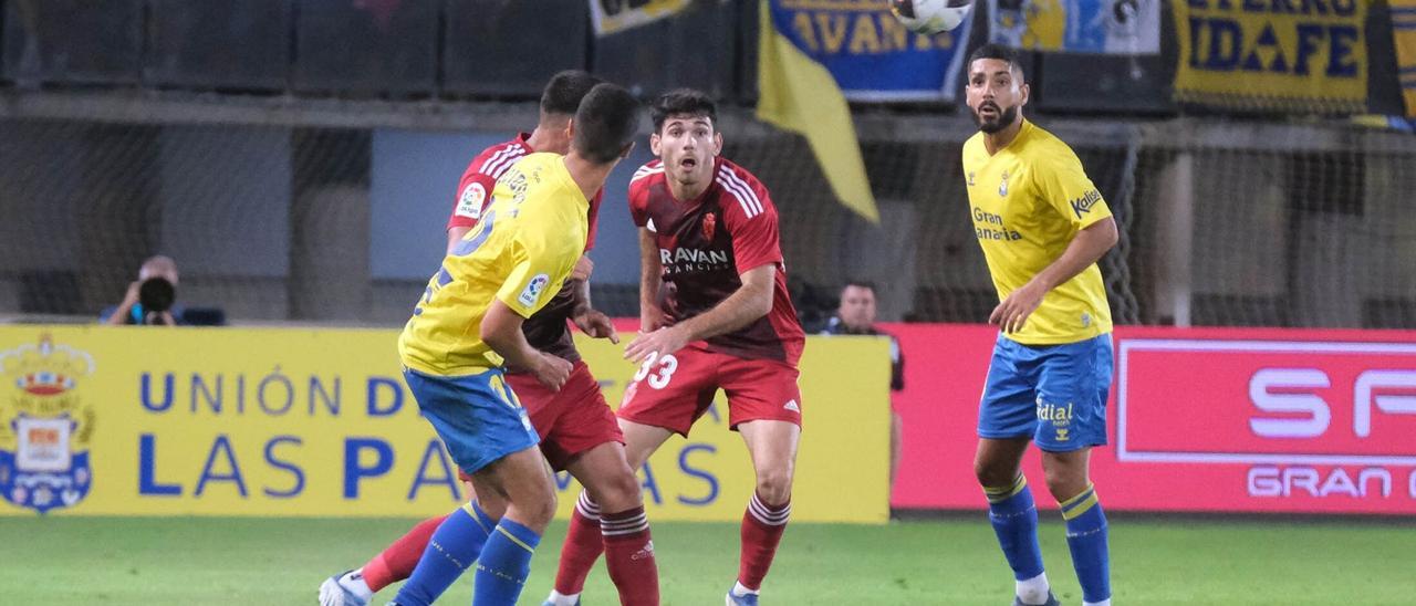 Puche observa la trayectoria de un balón en el partido ante Las Palmas.