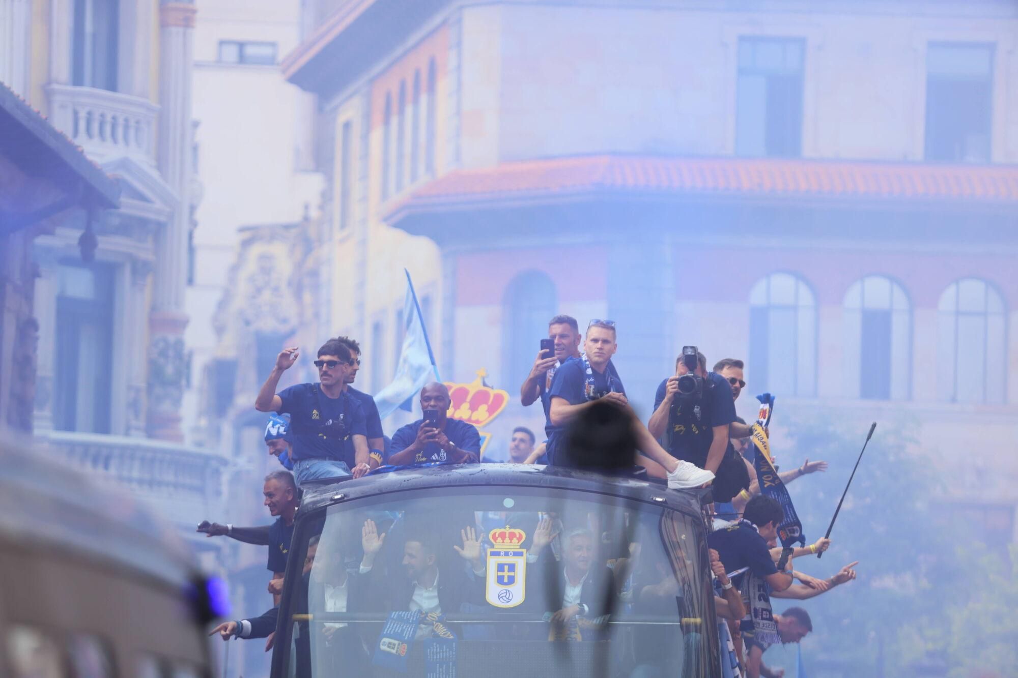 Locura azul en las calles de Oviedo para celebrar el ascenso del equipo a Primera División