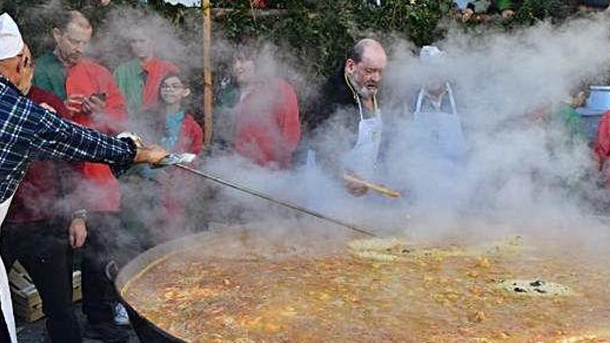 Manel Nieto i Lluís Esparbé cuinaran l&#039;arròs en una gran paella de 2,8 metres de diàmetre