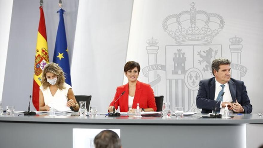 La portaveu del govern espanyol, Isabel Rodríguez, amb la vicepresidenta segona, Yolanda Díaz, i el ministre d&#039;Inclusió, José Luis Escrivá