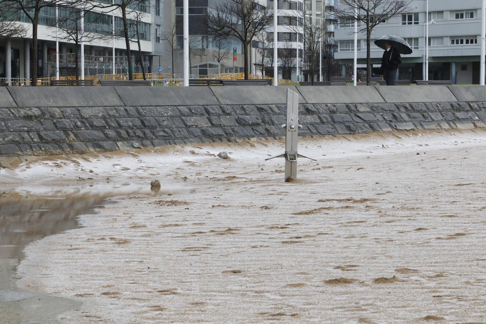 El granizo cubre la playa de Poniente