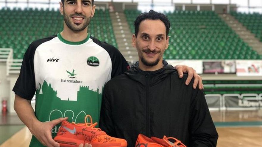 El Cáceres premia a uno de sus hinchas más acérrimos