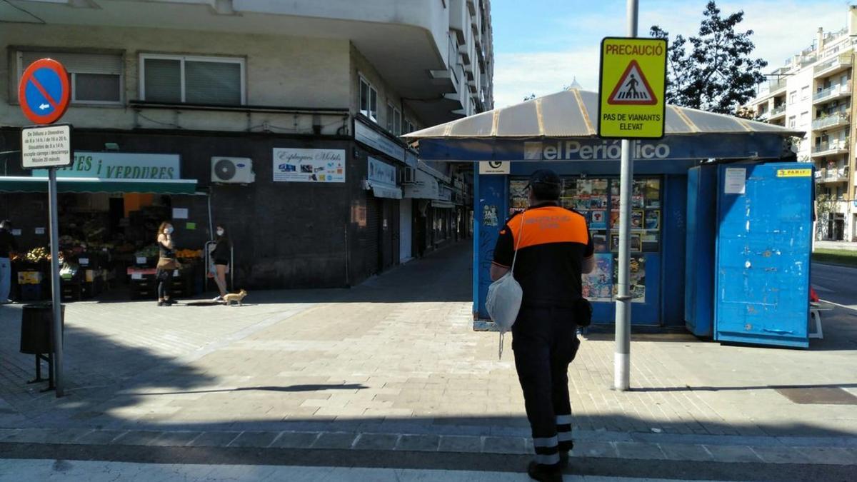 Voluntarios de Protección Civil y agentes de la Policía Local iniciaron ayer el reparto de mascarillas en Esplugues