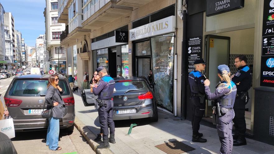 Un coche se estrella contra la puerta de un local de manicura en la calle Betanzos, de A Coruña, atrapando dentro a clientes y personal