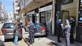Un coche se estrella contra un local de manicura en la calle Betanzos, atrapando dentro a clientes y personal
