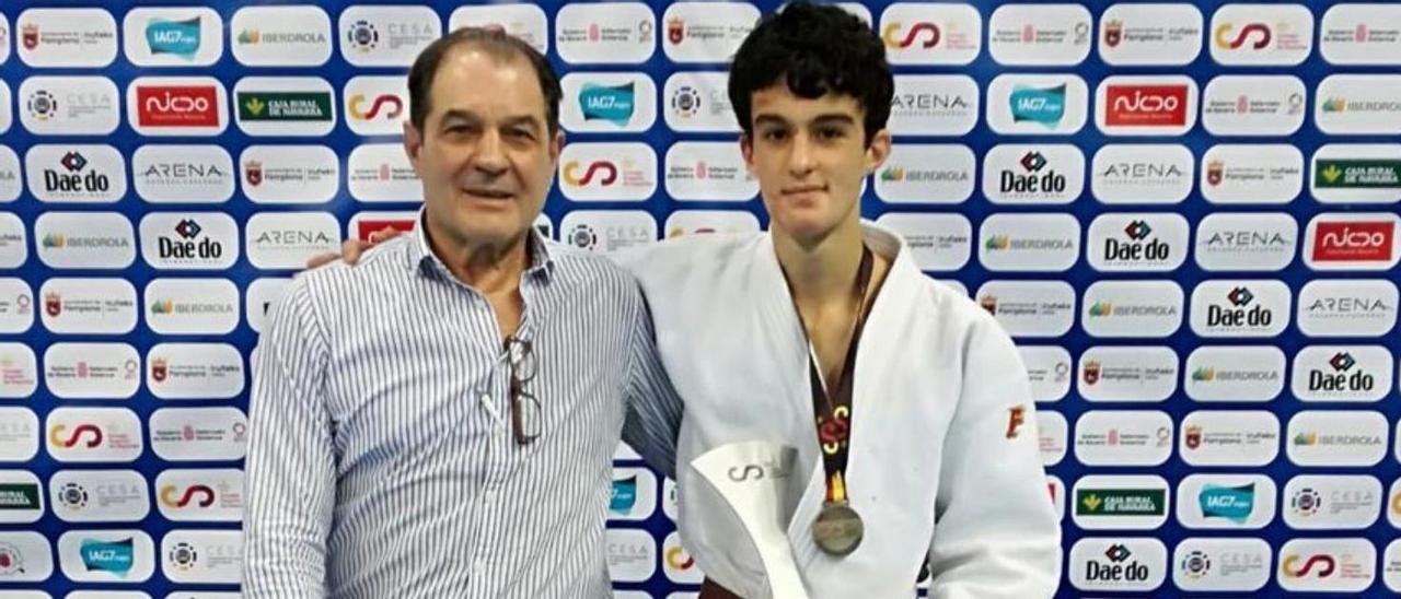 Bernardo Romay, junto a su nieto Daniel López Romay, después de que este ganase el Campeonato de España juvenil. | Bernardo Romay