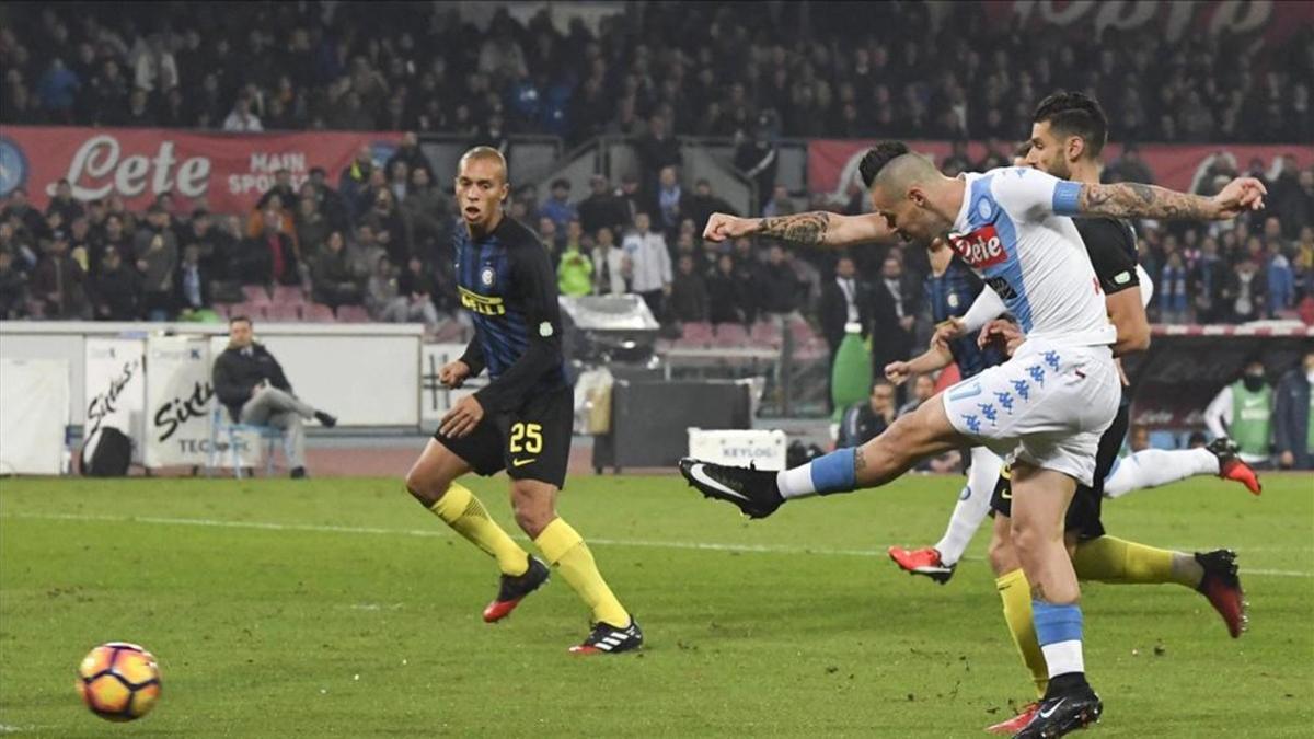 Hamsik marcó el segundo gol del Nápoles con este zurdazo