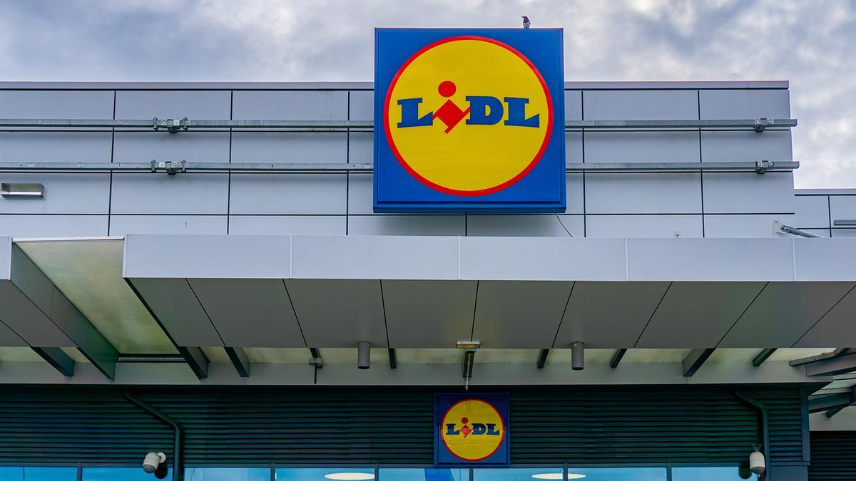 Mañana se esperan colas kilométricas en Lidl para conseguir la tumbona plegable de madera para terraza más barata del mercado: disponible en blanca y negra por 39,99 euros