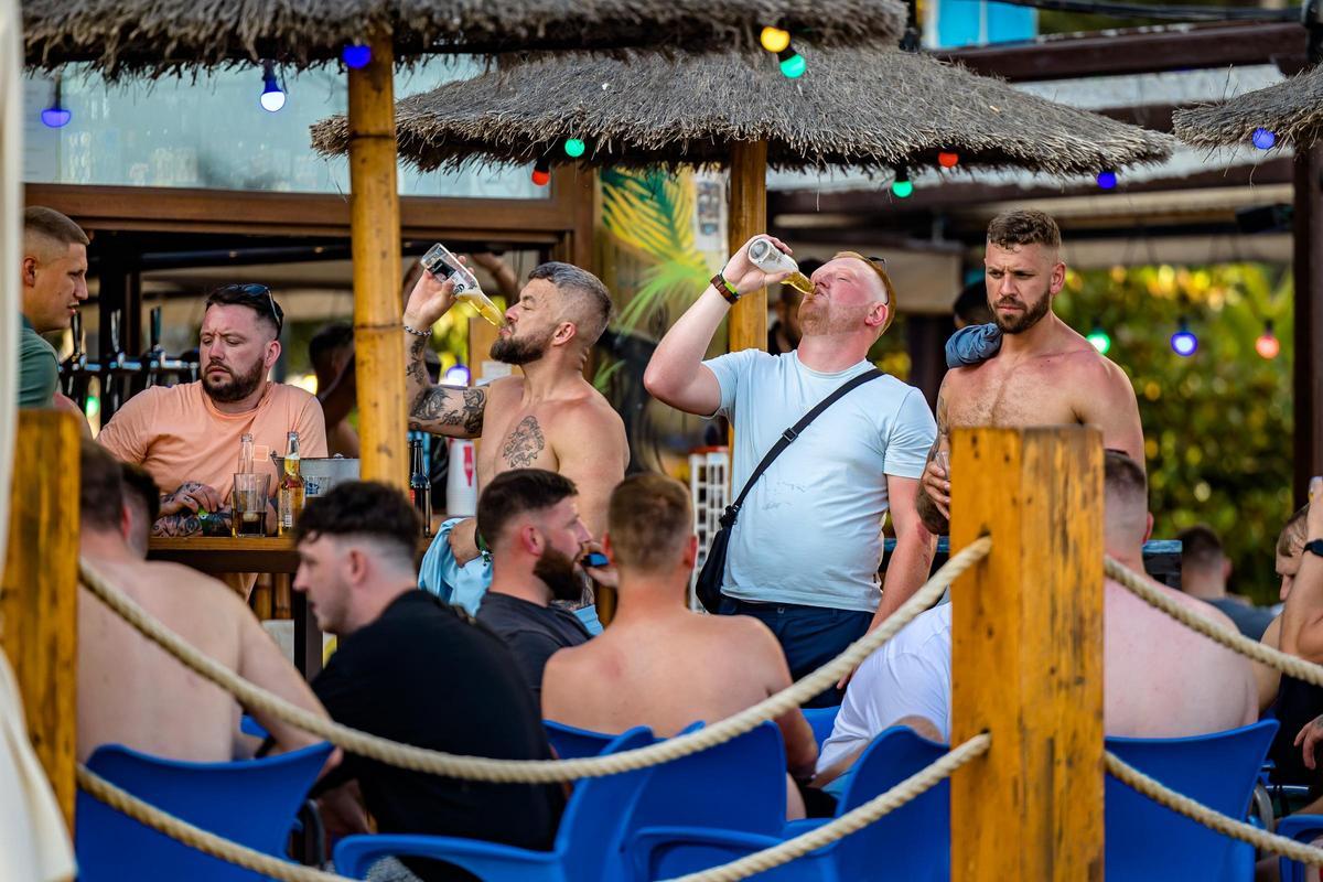 Turistas ingleses en una terraza de Benidorm.