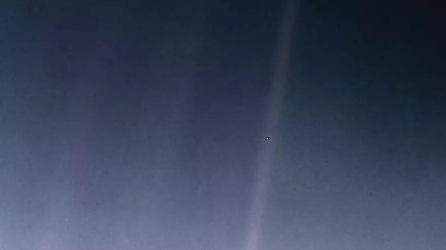 Un punto azul pálido