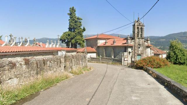 Entorno de la iglesia de San sebastián de Cabeiras que será rehabilitado. |  D.P.