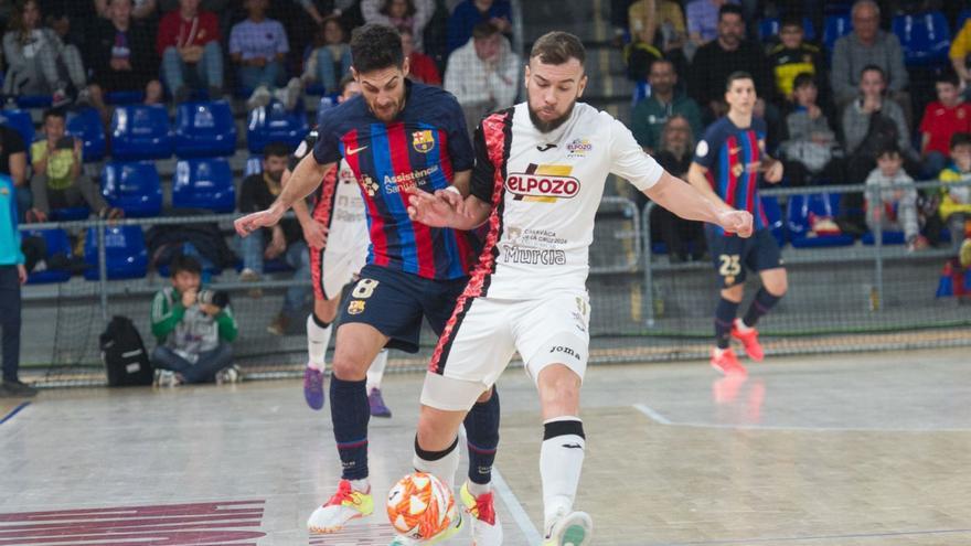 Gadeia, jugador de ElPozo Murcia, peleando por el balón ante el azulgrana Adolfo durante el partido en el Palau.  | LNFS