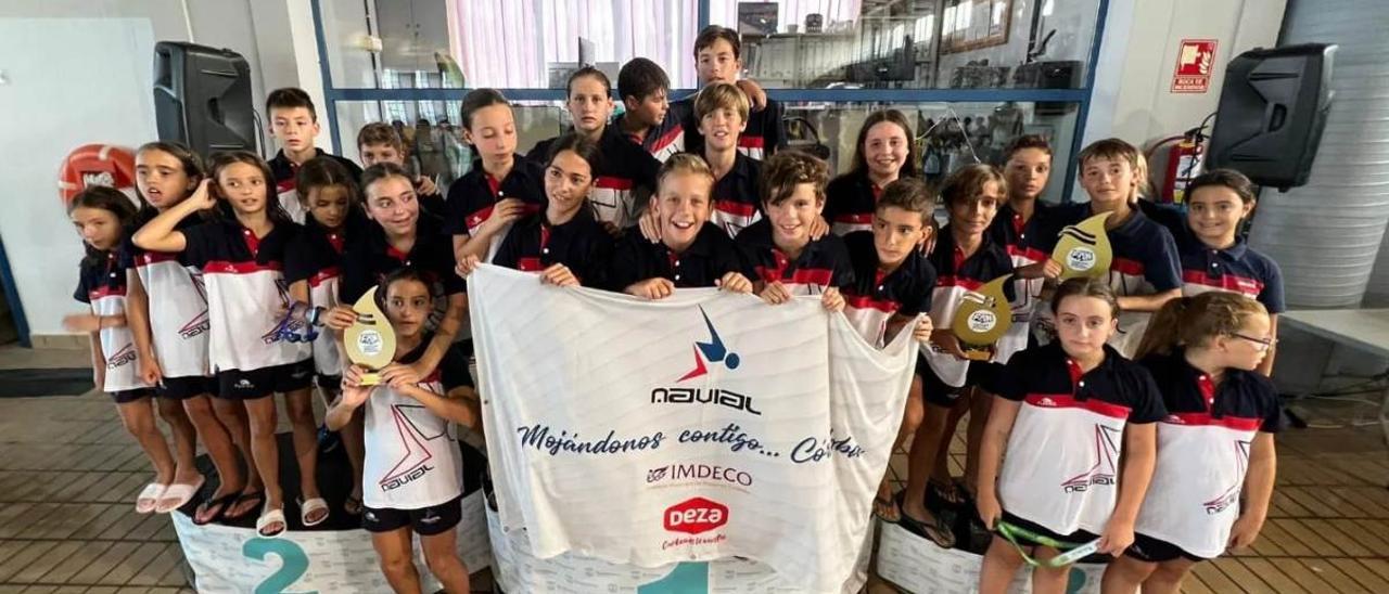 Deportistas del Navial ganadores del Campeonato de Andalucía de jóvenes nadadores.