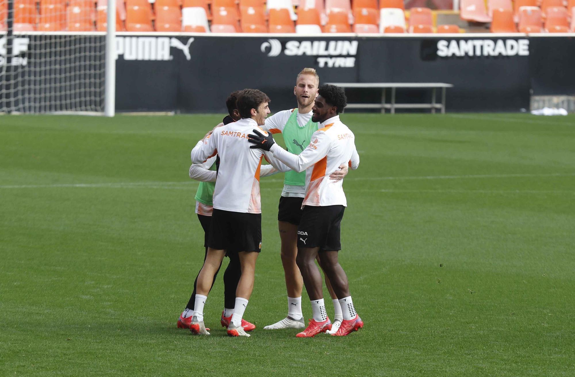 Última sesión del Valencia antes del derbi frente al Levante