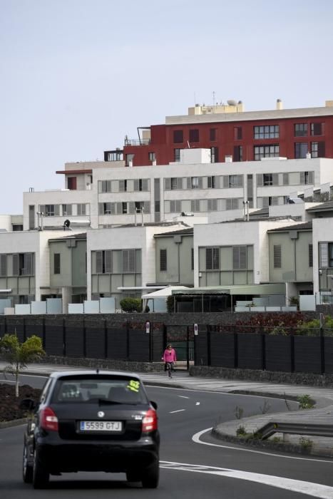 25-12-19 LAS PALMAS DE GRAN CANARI. LA MINILLA. LAS PALMAS DE GRAN CANARIA. Foto de un edificio de dúples en la Avenida de Ansite, número 11, que tienen exceso de altura, con respecto al plan general.  Fotos: Juan Castro.  | 25/12/2019 | Fotógrafo: Juan Carlos Castro