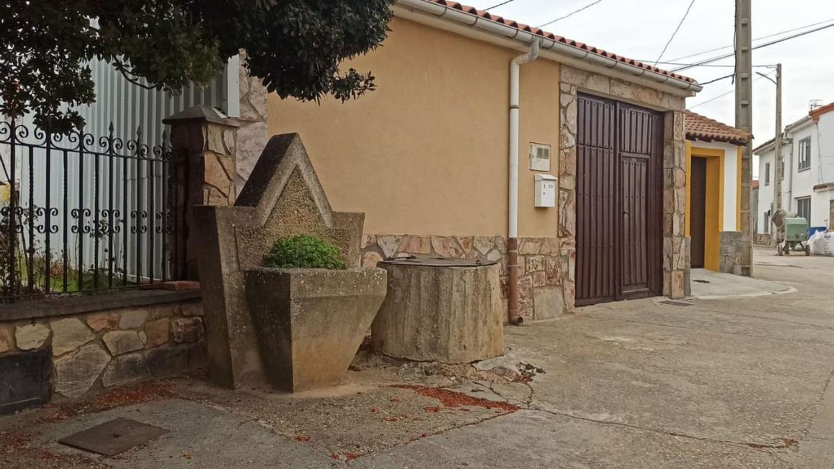 Uno de los pozos que será renovado en Villanueva de las Peras. | Cedida