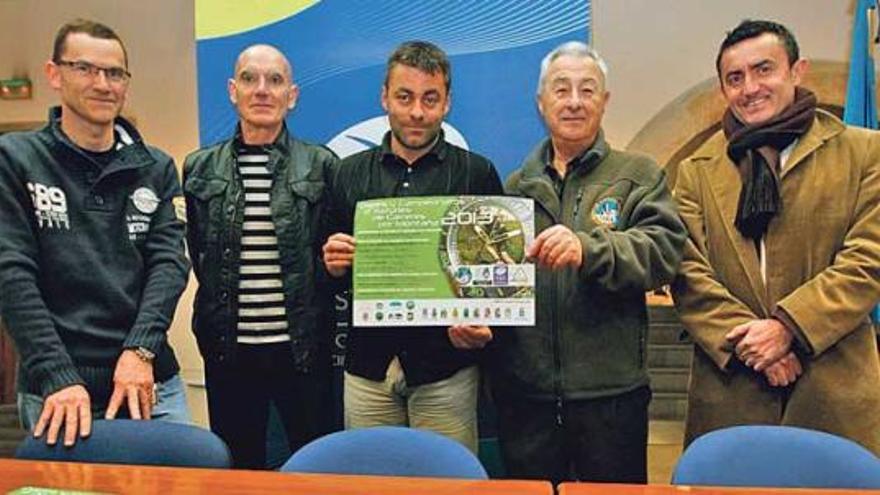 Tuero y Rionda, en el centro, sostienen el cartel con la programación de carreras de la presente temporada.