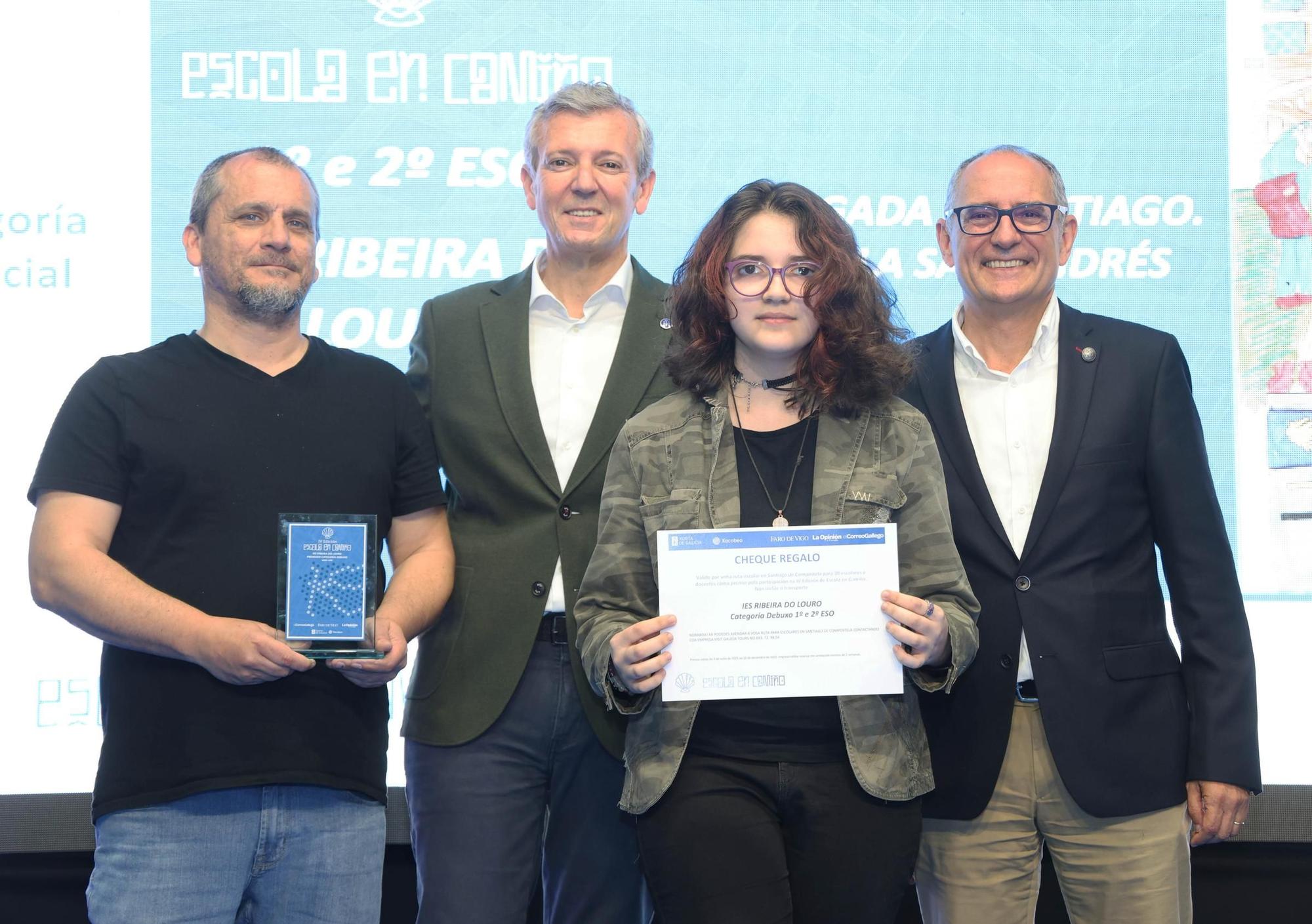 Carla San Andrés, alumna de 2º da ESO no IES Ribeira do Louro, recolle o galardón.