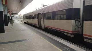 Usuarios zamoranos del tren regional denuncian retrasos de más de 20 minutos por culpa del AVE a Galicia