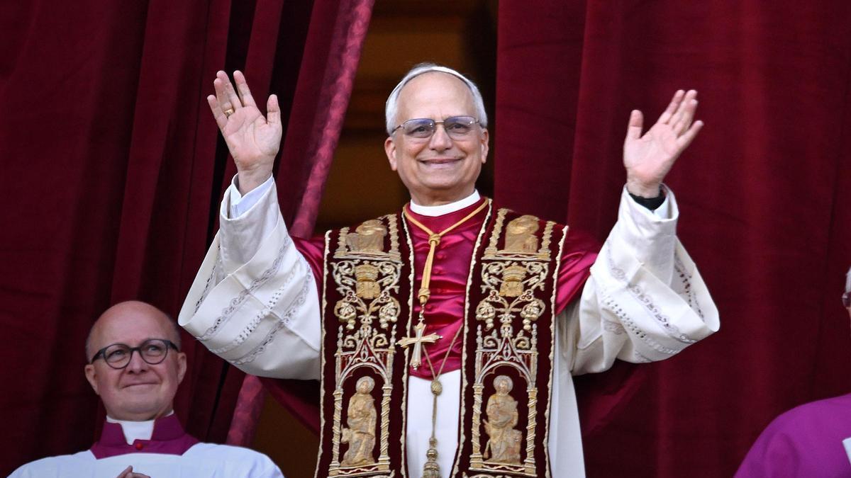 El papa León XIV saluda desde un balcón.