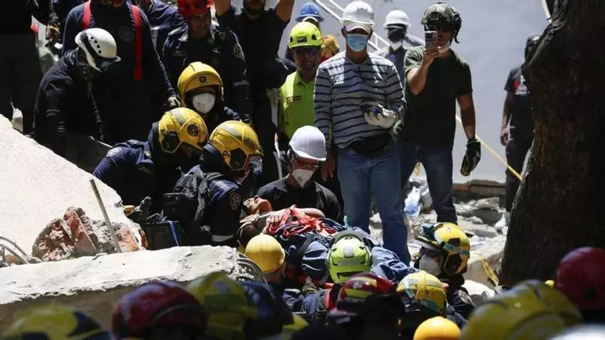 Rescatan con vida a mujer tras quedar atrapada entre escombros en Cali